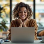 Conseiller Crédit Mutuel présentant une solution d'épargne salariale à un employé en agence